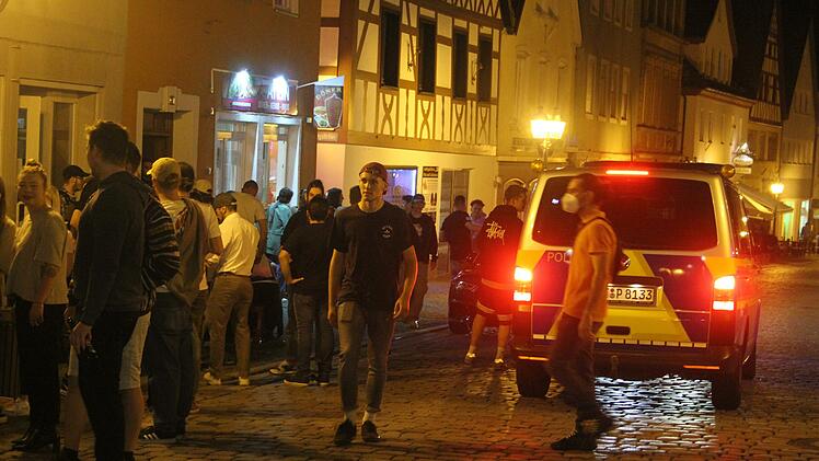 Die Polizei zeigte schon am frühen Abend Präsenz. Foto: Sonny Adam