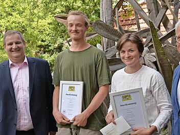 Preisverleihung an der Holzbildhauerschule: Das Bild zeigt (von links) Michael Wimmel, Matthias Hien, Mechthild Staude sowie Bruno Altrichter.