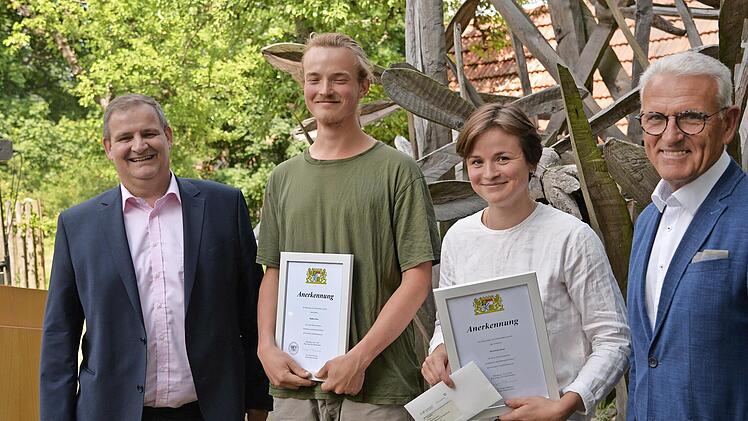 Preisverleihung an der Holzbildhauerschule: Das Bild zeigt (von links) Michael Wimmel, Matthias Hien, Mechthild Staude sowie Bruno Altrichter.