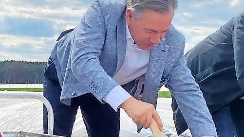 Landrat Alexander Tritthart sticht Spargel.