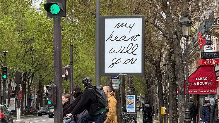 Plakate in Paris zu Dion-Liedern