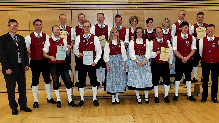 Für 10-, 20- und 30-jähriges Musizieren wurden mehrere Musiker des Blasorchesters Sand ausgezeichnet. Die Ehrungen wurden vorgenommen (von links) vom NBMB-Kreisvorsitzenden Peter Detsch und dem Vorsitzenden des BOS, Bastian Hümmer sowie vom stellvertretenden BOS-Vorsitzenden, Mathias Mitrach (rechts). Foto: ab