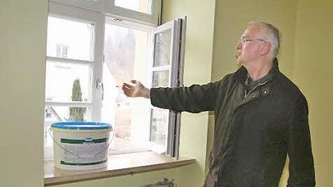 Die Wohnräume für den neuen Pfarrer Ignacy Kobus sind nach historischem Vorbild mit dreifach verglasten Sprossenfenster ausgestattet. Im Bild Architekt Peter Schickel.