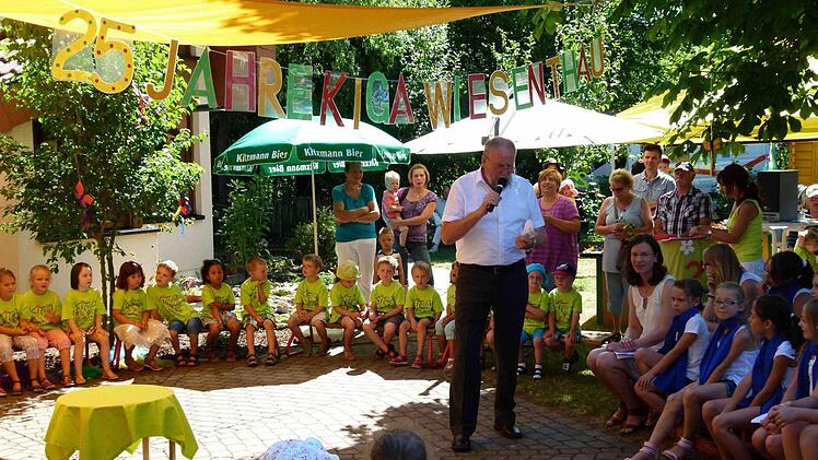 Bürgermeister Weisel würdigte die Arbeit der Kindertagesstätte.