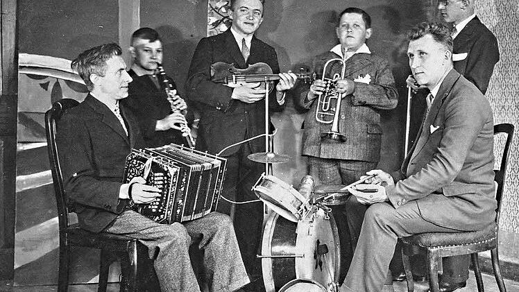 Der junge Leopold Schott (Dritter von rechts) im Jahre 1933 mit dem späteren Landrat Hans Köstner (Zweiter von links) sowie (nach rechts) Hans Hohner, Josef Jungkunz am Schlagzeug und Josef Meseth. Der Name des Konzertina-Spielers ist unbekannt.