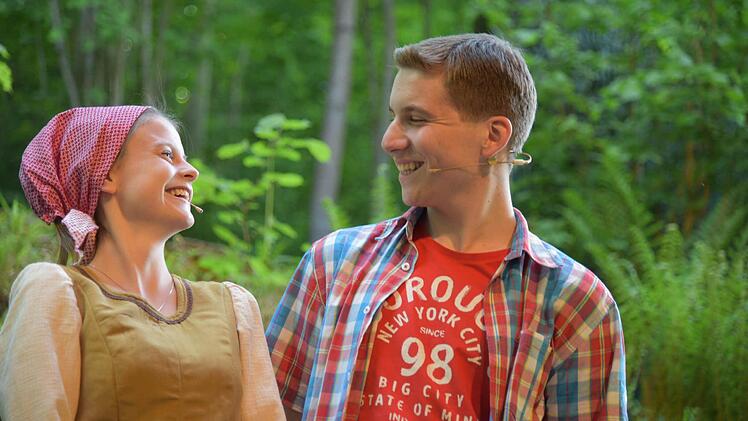 Celine Gernet und Ludwig Lorenz spielen das Aschenputtel und den Prinzen. Foto: Gabi Arnold