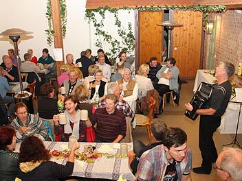Der Verein für Gartenbau und Landschaftspflege kümmert sich um das Ortsbild in Reichenbach. Trotz der vielen Arbeit die dafür anfällt, nehmen sich die Mitglieder auch Zeit für den geselligen Austausch.  Foto: Eberhard Reiter