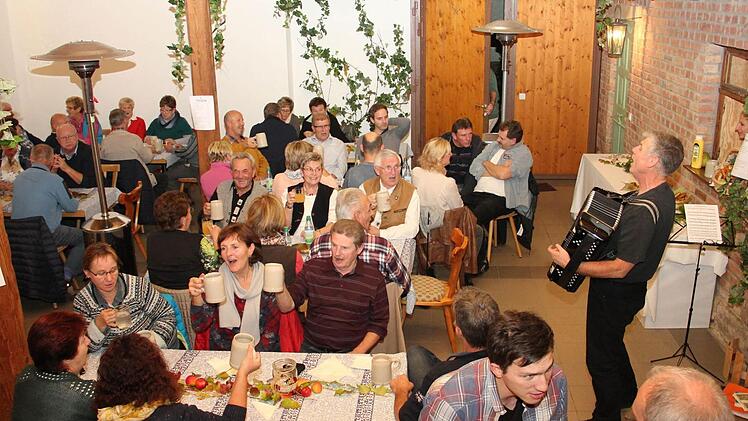 Der Verein für Gartenbau und Landschaftspflege kümmert sich um das Ortsbild in Reichenbach. Trotz der vielen Arbeit die dafür anfällt, nehmen sich die Mitglieder auch Zeit für den geselligen Austausch.  Foto: Eberhard Reiter