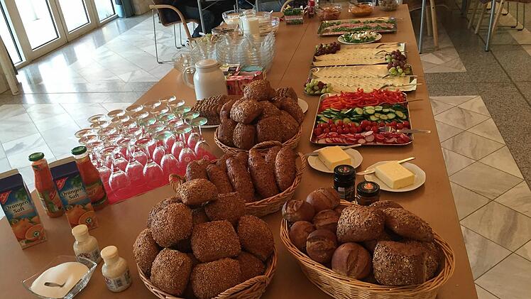 Mit einem gesunden Fr&uuml;hst&uuml;ck im Kursaal von Bad Bocklet startete der Gesundheitstag.  Foto: Thomas Beck