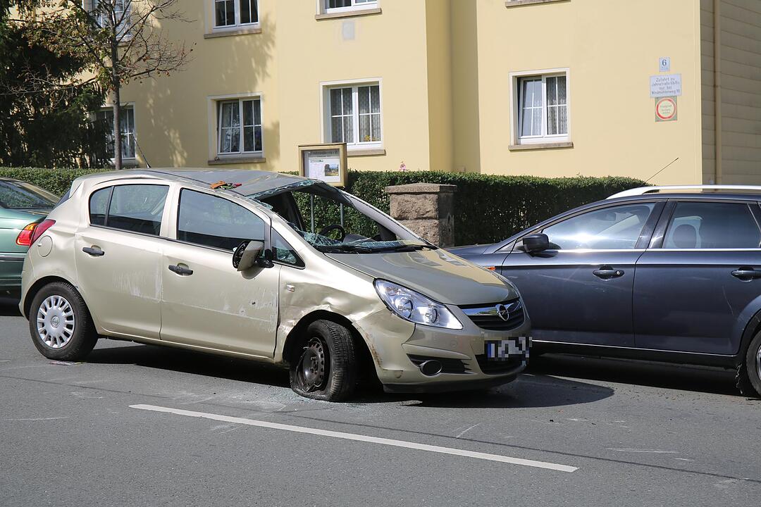 Hof: Autofahrerin kracht in geparktes Fahrzeug und wird schwer verletzt