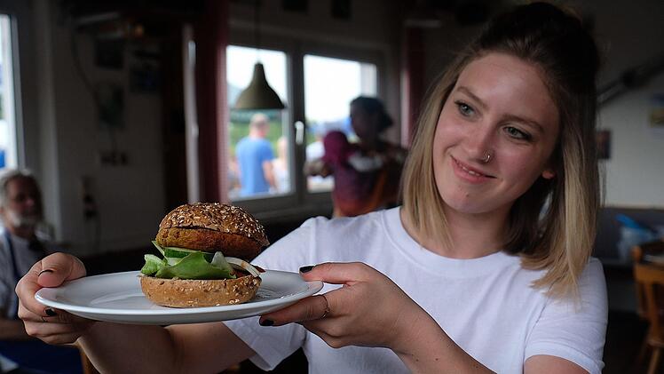 Neu war der Veggi-Burger mit Gemüse statt Fleisch. Foto: Gerd Schaar