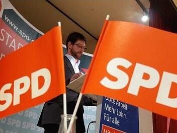 Der stellvertretende Vorsitzende des SPD-Stadtverbands Coburg, Maximilian Rühl, bei seiner Ansprache am Mittwochabend. Foto: Simone Bastian