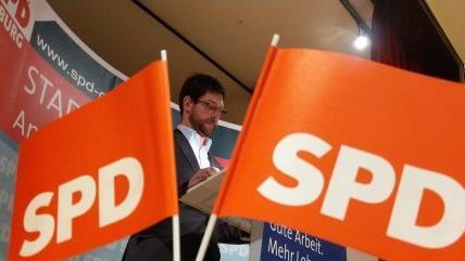 Der stellvertretende Vorsitzende des SPD-Stadtverbands Coburg, Maximilian Rühl, bei seiner Ansprache am Mittwochabend. Foto: Simone Bastian