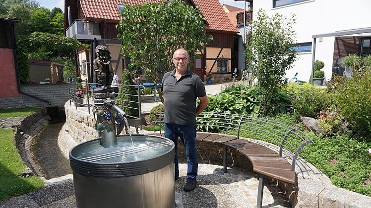 Roman Fuchs hat für Schmalwasser einen neuen Brunnen erstellt. Foto:  Marion Eckert