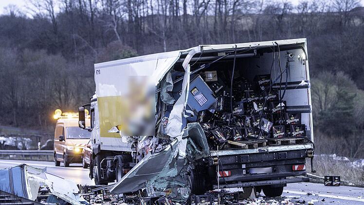 Vollsperre auf A3 bei Geiselwind: Zwei Lastwagen nach Unfall in Brand - Fahrer stirbt