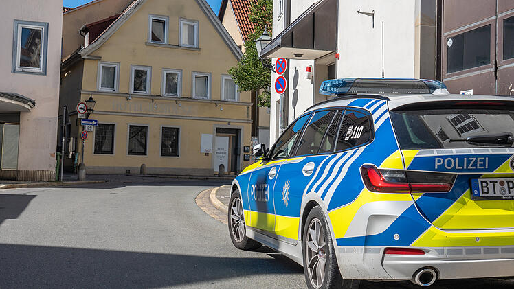 Blutiges Ende einer Privatfeier: Maskierter dringt in Wohnung ein und t&ouml;tet 45-J&auml;hrigen