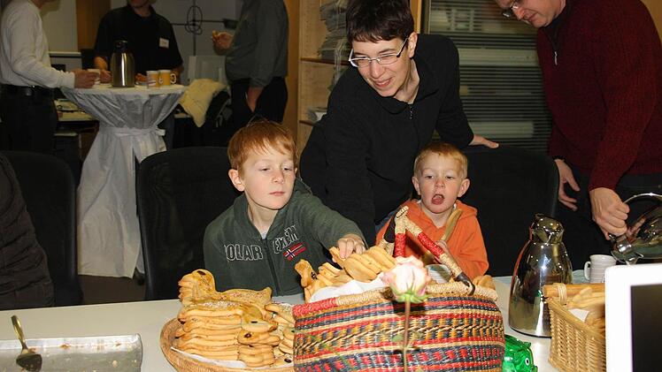 Gans ganz begehrt: Aaron und Samuel lassen sich eine Mürbteig-Martinsgans schmecken.