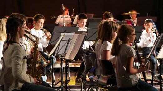 Seit Oktober 2012 proben die jungen Musikerinnen und Musiker in der Formation des Jugendblasorchester Eberns zusammen. Sie waren sich ihrer Sache sicher und Lampenfieber merkte man ihnen überhaupt nicht an.Foto: Eckert