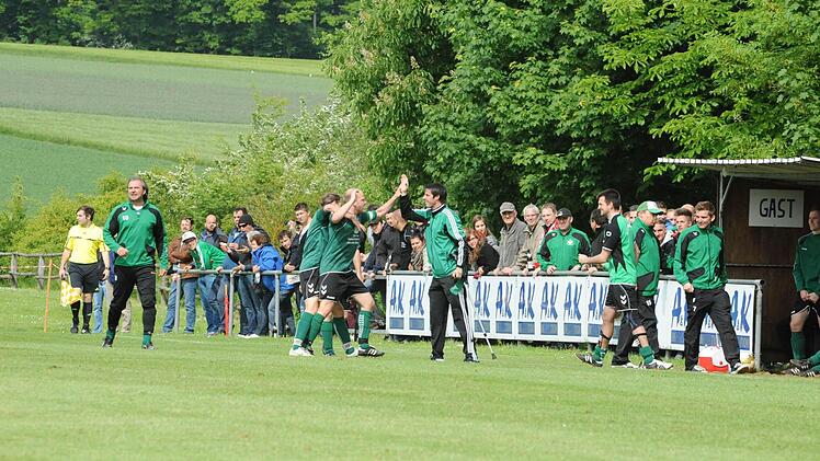 Szenen vom Relegationsspiel zwischen dem TSV Rothhausen/Thundorf (rote Trikots) und der DJK Weichtungen (5:2 n.V.).