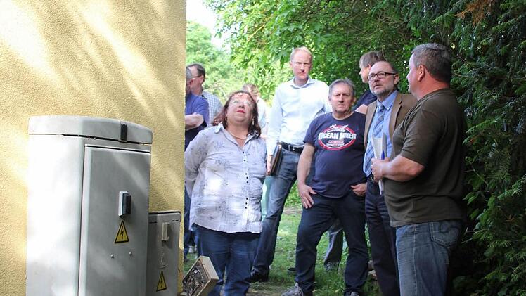 Eine Alu-Außentreppe ermöglicht in diesem Bereich den Zugang zum Dachgeschoß des Fierster Gemeindehauses.