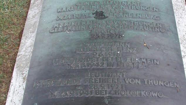 Spurensuche: Diese Grabplatte auf dem Roßbacher Friedhof erinnert an Karl von Thüngen, seine zweite Frau Marie, Stiefsohn Albrecht Renz und Sohn Karl-Wendt.