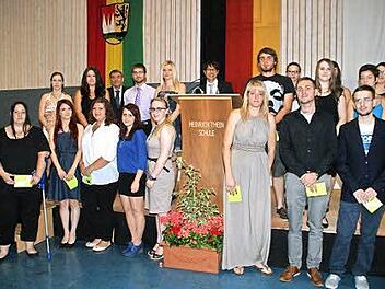 Besondere Belobigungen galten den Klassenbesten aus Berufsschule und den Berufsfachschulen.  Fotos: Sabine Weinbeer