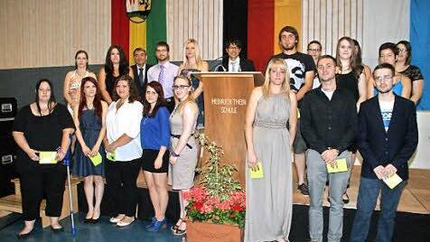 Besondere Belobigungen galten den Klassenbesten aus Berufsschule und den Berufsfachschulen.  Fotos: Sabine Weinbeer