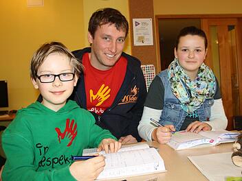 An jedem Schultag tragen die Schüler die Ergebnisse des Vortages in ein Lerntagebuch ein. Auf dem Foto geht Schulleiter Bernhard Löser die Eintragungen mit Erik und Antonia durch. Foto: Ralf Ruppert