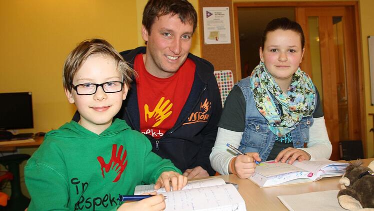 An jedem Schultag tragen die Schüler die Ergebnisse des Vortages in ein Lerntagebuch ein. Auf dem Foto geht Schulleiter Bernhard Löser die Eintragungen mit Erik und Antonia durch. Foto: Ralf Ruppert