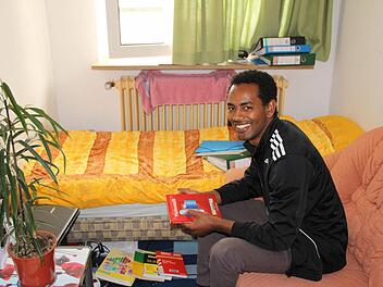 Abel Amanoel in seinem Zimmer in der Flüchtlingsunterkunft Buckenhofen. Mathematik zählt zu seinen Lieblingsbeschäftigungen. Foto: Roepert