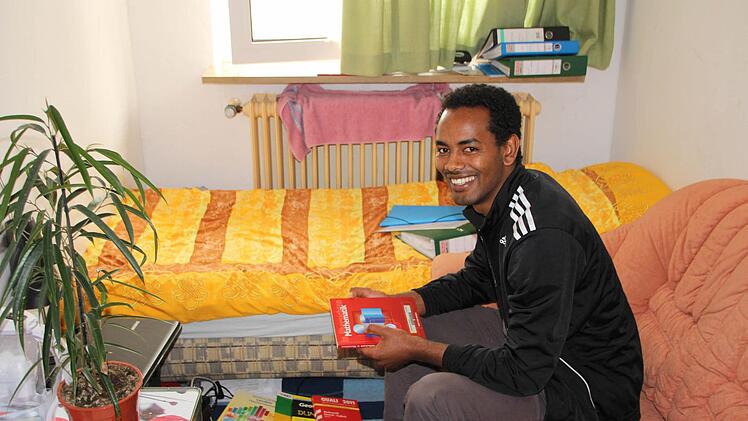 Abel Amanoel in seinem Zimmer in der Flüchtlingsunterkunft Buckenhofen. Mathematik zählt zu seinen Lieblingsbeschäftigungen. Foto: Roepert