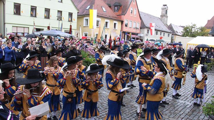 Erzbischof Georg Gänswein, Präfekt des Päpstlichen Haushaltes von papst Franziskus und Benedikt XVI., wurde bei seinem Besuch in Höchstadt herzlich empfangen. Foto: Christian Bauriedel