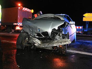 Auf der B289 bei Zettlitz (Kreis Lichtenfels) ist es am Montagabend zu einer Kollision zwischen zwei Autos gekommen. Foto: Ferdinand Merzbach
