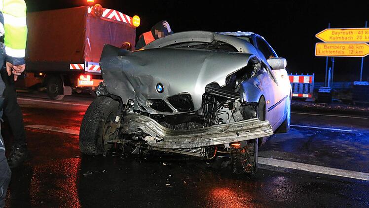 Auf der B289 bei Zettlitz (Kreis Lichtenfels) ist es am Montagabend zu einer Kollision zwischen zwei Autos gekommen. Foto: Ferdinand Merzbach