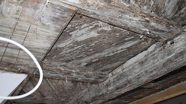 Eine historische Holzdecke wurde entdeckt und freigelegt. Foto: Stephan Tiroch