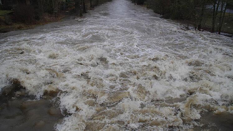 Die Rodach rauscht durch Unterrodach. Foto: Marco Meißner