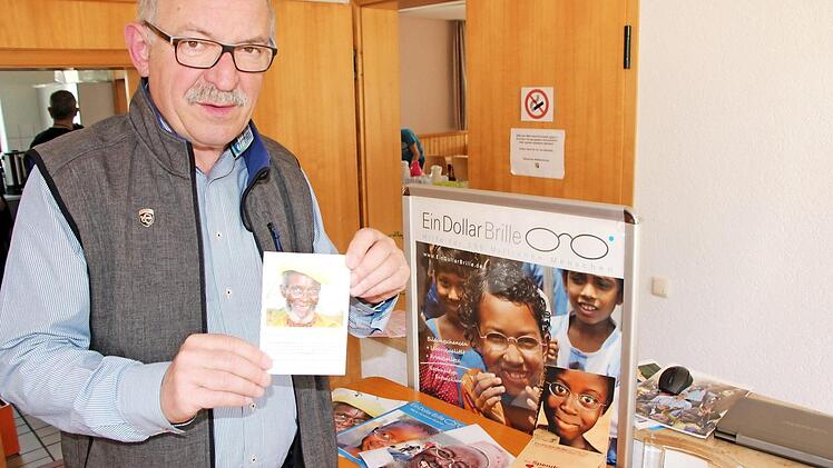 Heinz Krause warb beim Weißenbrunner Ostermarkt für das Projekt Ein-Dollar-Brille für Afrika. Vielen Menschen wird durch die Fähigkeit, wieder sehen zu können, ein neues Leben ermöglicht.  Foto: Rainer Glissnik