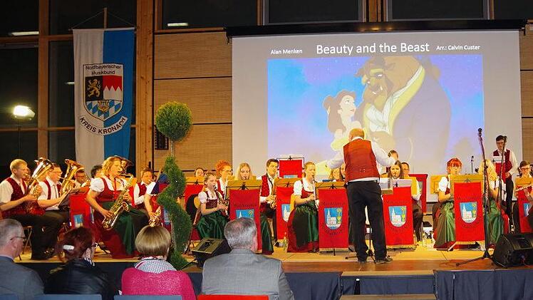 Der Musikverein Steinbach am Wald unter Leitung seines Dirigenten Jens Vetter begeisterte beim Frühlingskonzert.