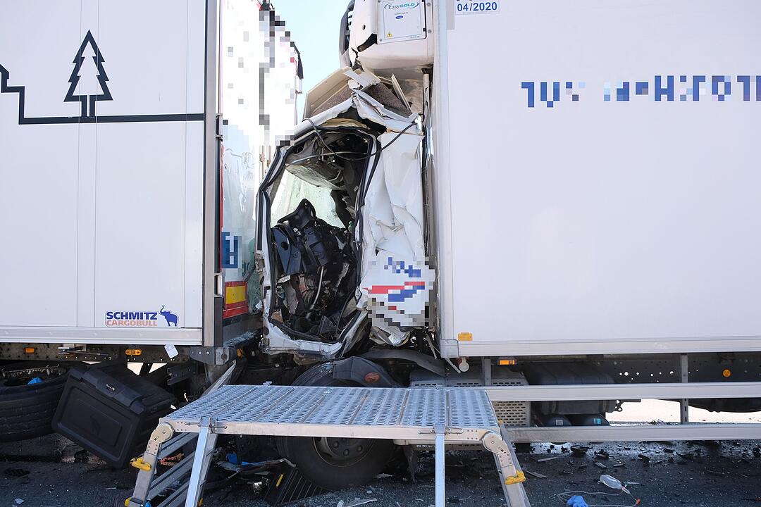 Lastwagenfahrer stirbt nach schwerem Auffahrunfall auf A3