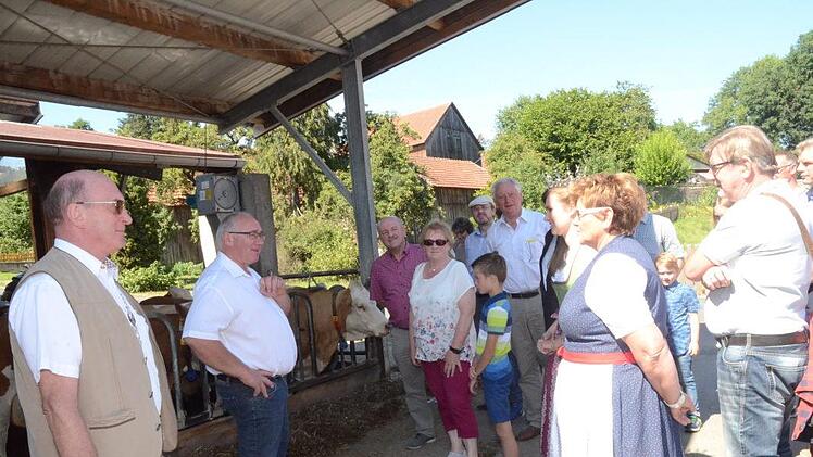 Groß war das Interesse an den Führungen von Erwin Schwarz durch Stallungen und Informationsstände beim Tag des offenen Bauernhofes. Foto: Karl-Heinz Hofmann