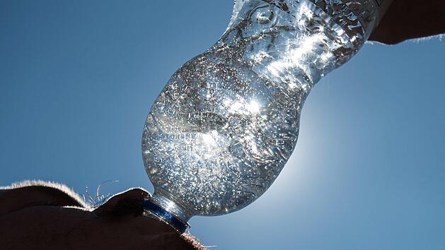 Trinken nicht vergessen: In Richtung  40 Grad klettern die Temperaturen in Franken am Dienst. Foto: Sebastian Gollnow/dpa