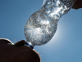 Trinken nicht vergessen: In Richtung  40 Grad klettern die Temperaturen in Franken am Dienst. Foto: Sebastian Gollnow/dpa