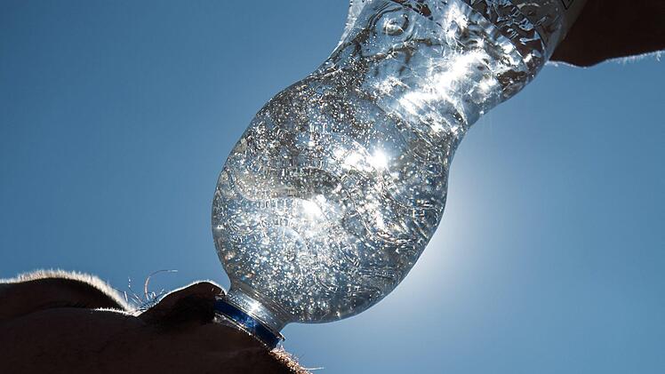 Trinken nicht vergessen: In Richtung  40 Grad klettern die Temperaturen in Franken am Dienst. Foto: Sebastian Gollnow/dpa