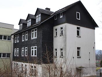 Durch den Rückbau dieses Gebäudes wurde der Blick auf den Friedhof schon wesentlich verbessert. In einem weiteren Schritt soll dort eine Granitmauer entstehen, beschloss der Gemeinderat am Montag.  Foto: Archiv Michael Wunder