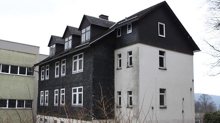 Durch den Rückbau dieses Gebäudes wurde der Blick auf den Friedhof schon wesentlich verbessert. In einem weiteren Schritt soll dort eine Granitmauer entstehen, beschloss der Gemeinderat am Montag.  Foto: Archiv Michael Wunder