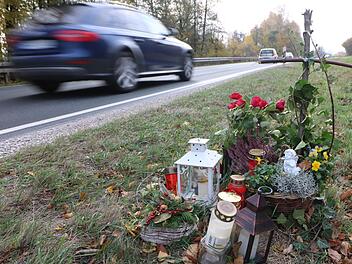 Im Kreis Forchheim erinnern vielerorts Kreuze, Grablichter und Blumen an geliebte Personen, die im Straßenverkehr tödlich verunglückt sind.  Foto: Ronald Heck