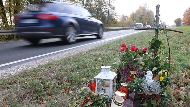 Im Kreis Forchheim erinnern vielerorts Kreuze, Grablichter und Blumen an geliebte Personen, die im Straßenverkehr tödlich verunglückt sind.  Foto: Ronald Heck