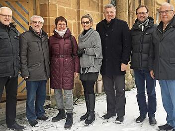 Hohen Besuch hatte der Fränkische Sängerbund. Auf dem Bild sind von links Norbert Mischke (Vorsitzender Sängerkreis ERH-FO), Herbert Meier (Schatzmeister FSB), Fr. Schomburg, Kerstin Homberg (Vizepräsidentin FSB), Reiner Schomburg (Vizepräsident DCV), Gerald Fink (künstlerischer Leiter Chorzentrum) und Eduard Nöth (Vorsitzender Förderverein Chorakademie). Foto: Petra Malbrich