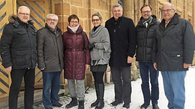 Hohen Besuch hatte der Fränkische Sängerbund. Auf dem Bild sind von links Norbert Mischke (Vorsitzender Sängerkreis ERH-FO), Herbert Meier (Schatzmeister FSB), Fr. Schomburg, Kerstin Homberg (Vizepräsidentin FSB), Reiner Schomburg (Vizepräsident DCV), Gerald Fink (künstlerischer Leiter Chorzentrum) und Eduard Nöth (Vorsitzender Förderverein Chorakademie). Foto: Petra Malbrich