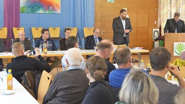 Stellten sich auf dem Podium der Diskussion (von links): Michael Busch, Martin Böhm, Michael Müller, Axel Roth, Hans Michelbach und Martin Mittag. Am Rednerpult Martin Flohrschütz. Foto: Rainer Lutz